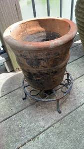 lot 4010 image: Large Terracotta Planter with Iron Stand 10X10