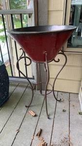 lot 4014 image: Metal Plant Stand with Large painted terracotta Bowl Planter 31X19