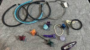 lot 1909 image: Hair clips, headbands and more