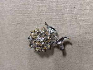 lot 5964 image: Rhinestone Flower Brooch with Silver Tone Stem