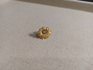 lot 5975 image: Gold Tone Sunflower Pin Brooch