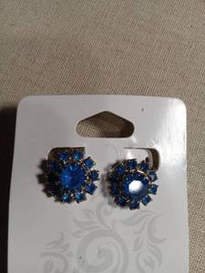 lot 5984 image: Blue Crystal Clip on Earrings with Gold Tone Setting