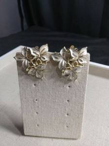 lot 5986 image: Gold Tone Floral Cluster Clip on Earrings