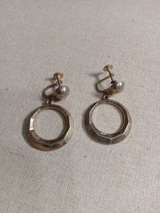 lot 5987 image: Silver Tone Circle Hoop Screw Back Earrings
