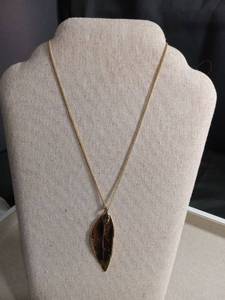 lot 5988 image: Gold Tone Feather Leaf Pendant Necklace
