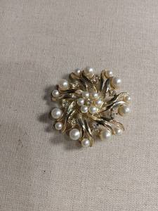 lot 5990 image: Gold Tone Pearl and Rhinestone Floral Brooch Pin