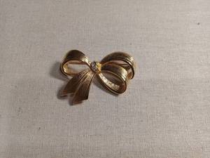 lot 5996 image: Gold Tone Ribbon Bow Brooch Pin