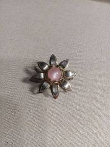 lot 50250 image: Silver Tone Daisy Flower Brooch with Pink Center Stone