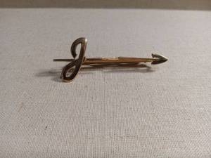 lot 50257 image: Gold Tone Arrow Design Pin Brooch