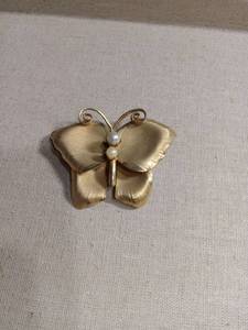 lot 50259 image: Gold Tone Butterfly Brooch with Pearl Accents