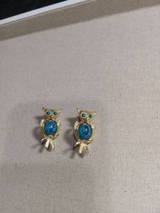lot 50260 image: Gold Tone Owl Lapel pins with Blue Stones