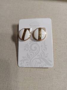 lot 50263 image: Gold Tone Jewelry  Earrings