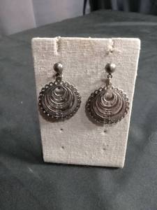 lot 50285 image: Silver Tone Filigree Chandelier Drop Earrings