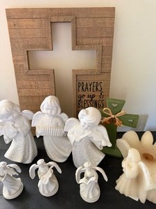 lot 237 image: Religious Decor, Angels and Crosses