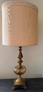 lot 243 image: Vintage Table Lamp w Shade