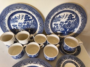 lot 245 image: Vintage Churchill China, 19 Pieces