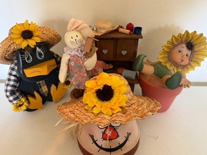 lot 261 image: Sunflower Decor and Miniature Cabinet