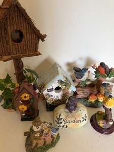 lot 263 image: Birdhouse and Bird Decor, Please See Pictures