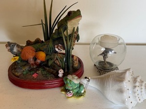 lot 266 image: Frogs, Shell and Dolphin Decor
