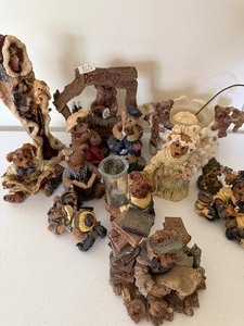 lot 269 image: Boyds Bear Figurines