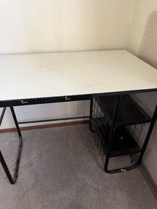 lot 21 image: Small Desk