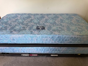 lot 22 image: Metal Trundle Bed w Mattresses