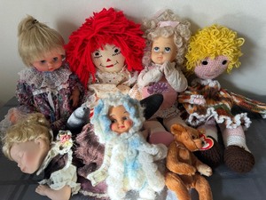 lot 280 image: Vintage Dolls (none of them are creepy AT ALL)