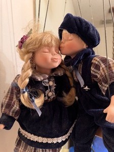 lot 281 image: Kissing Porcelain Kids on Swing (she is missing a show)