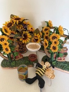 lot 287 image: Sunflower and Bee Decor