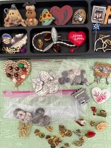 lot 35 image: Jewelry - Earrings, Brooches and More