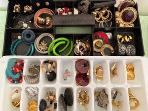 lot 36 image: Jewelry - Earrings