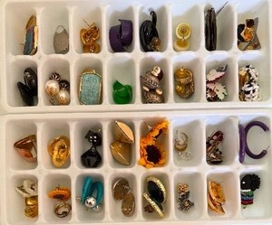 lot 37 image: Jewelry - Earrings