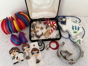 lot 43 image: Jewelry - Sets and Odds and Ends