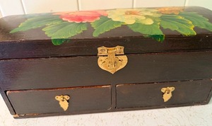 lot 45 image: Vintage Wood Jewelry Box
