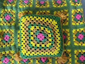 lot 75 image: Vintage Crocheted Afghan (approx 70 x 84) w Matching Pillow