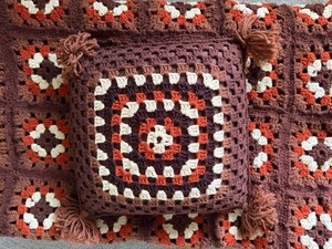lot 76 image: Vintage Crocheted Afghan (approx 68 x 88) w Matching Pillow