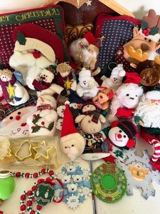 lot 80 image: Vintage to New Chirstmas Decor