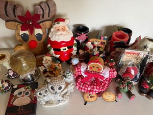 lot 81 image: Vintage to New Chirstmas Decor, Santa Cookie Jar