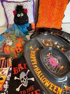 lot 84 image: Vintage to New Halloween Decor