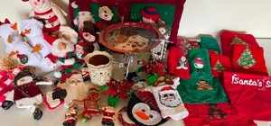 lot 85 image: Vintage to New Christmas Decor, Scentsy Warmer