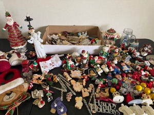 lot 86 image: Vintage to New Christmas Decor