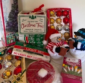 lot 87 image: Vintage to New Christmas Decor