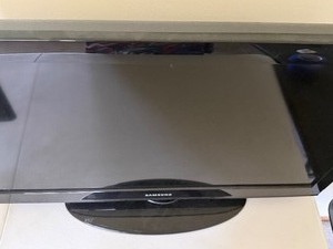 lot 89 image: Samsung 32 TV w Remote, Please Read Description