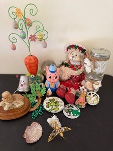 lot 98 image: Misc Holiday Decor, Musical Dog, Vintage Piggy Banks