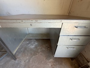lot 525 image: Metal Desk, Dimensions in Pictures