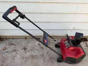 lot 532 image: Toro Electric Snowthrower
