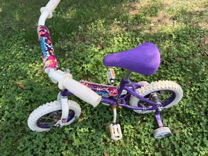 lot 533 image: Kent Bike w Training Wheels