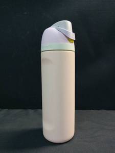 lot 5621 image: Owala FreeSip Insulated Stainless Steel Water Bottle 32 oz  - Retail $25