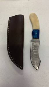 lot 21 image: Handmade Damascus Steel Knife Full Tang - Bone Handle and Sheath approx 8 inches hunting fishing
