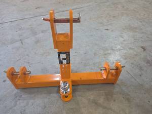 lot 5744 image: Wolverine Three Point Quick Hitch Adapter Q1-26-20G